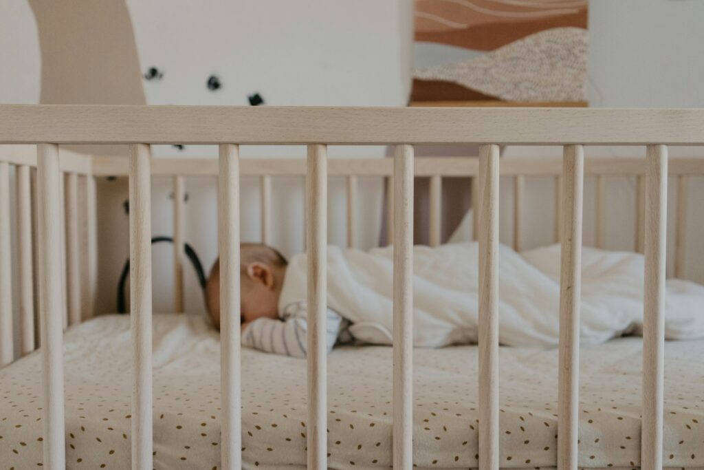 Bebé a dormir tranquilamente no berço