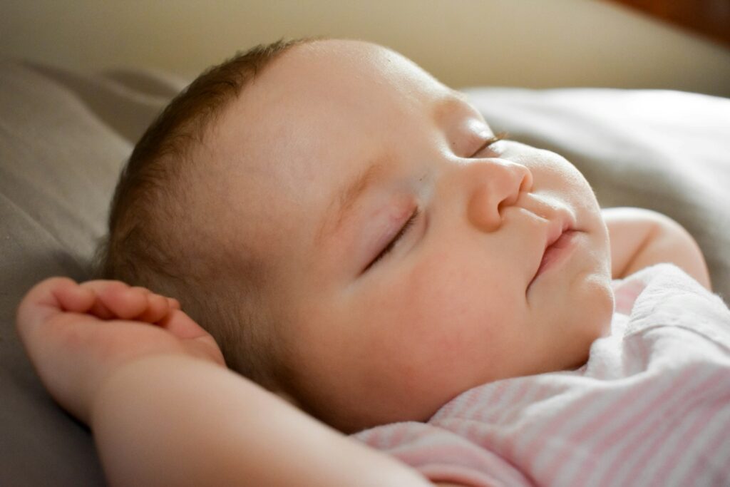 Bebé recém-nascido a dormir numa almofada