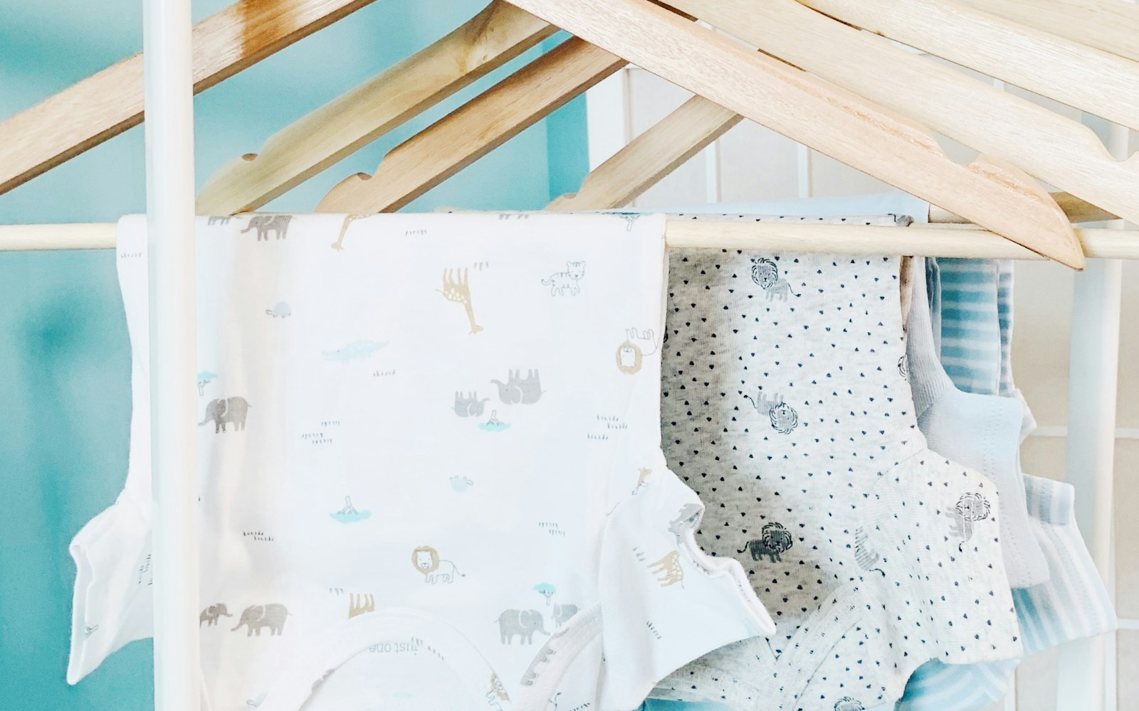 Roupa de recém-nascido pendurada em cabides