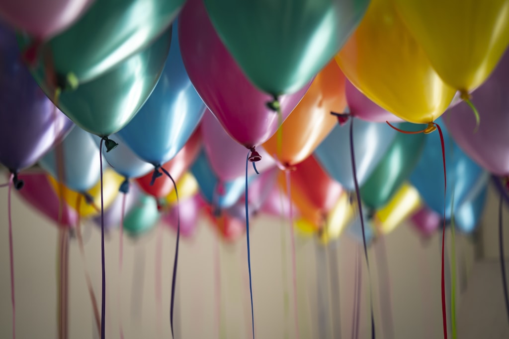 Balões coloridos de festa junto ao teto